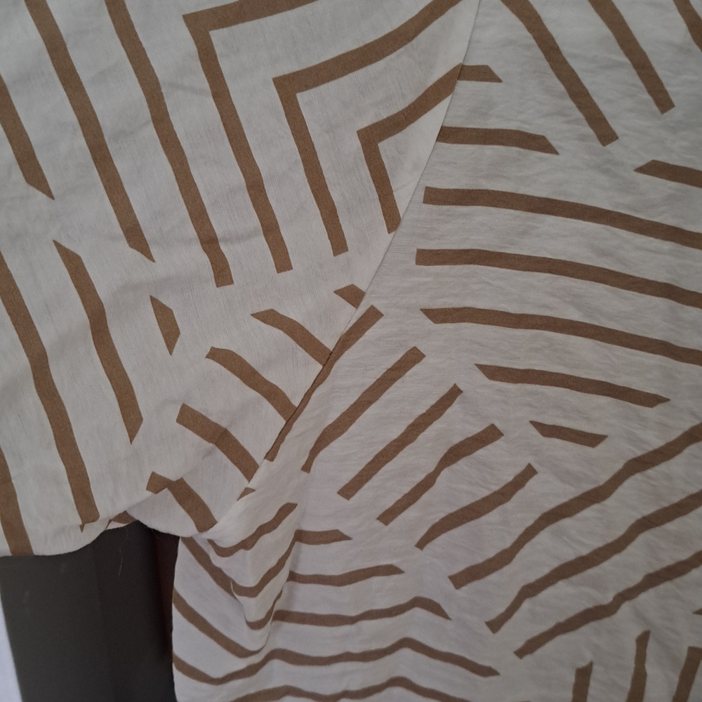 Casual Button Down Shirt with Geometric Pattern. Oversize - Picture 6 of 7